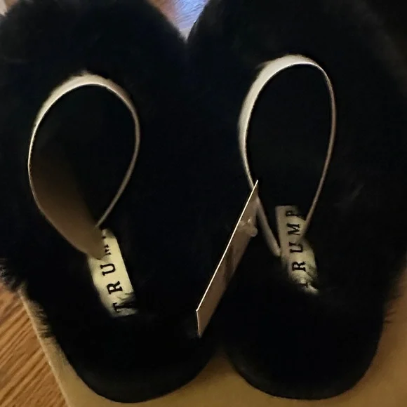 NWT Trump Women's Plush Black Slippers - Picture 3 of 5